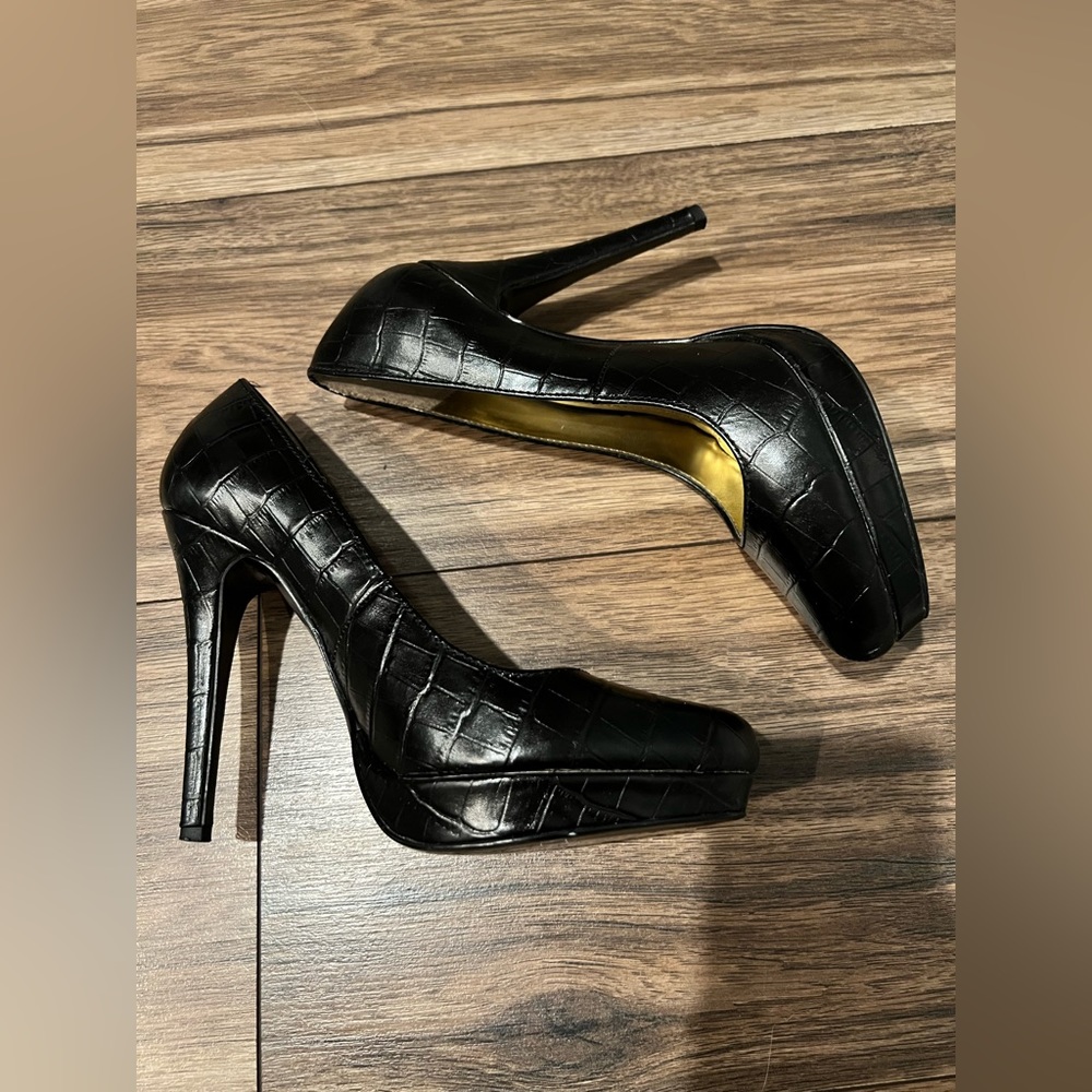 Colin Stuart Croc Embossed Black Leather Pumps - Size 8M